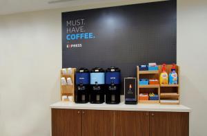 een aanrecht met flessen koffie erop bij Holiday Inn Express & Suites - Ithaca, an IHG Hotel in Ithaca