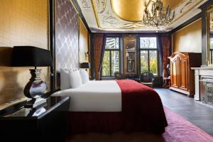a bedroom with a large bed and a large window at The Pavilions Amsterdam, The Toren in Amsterdam