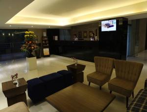 TV a/nebo společenská místnost v ubytování Royal Orchid Golden Suites Pune