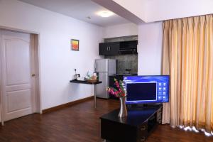 Kuchyň nebo kuchyňský kout v ubytování Royal Orchid Golden Suites Pune