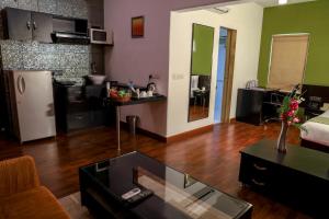 Kuchyň nebo kuchyňský kout v ubytování Royal Orchid Golden Suites Pune