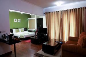 Postel nebo postele na pokoji v ubytování Royal Orchid Golden Suites Pune