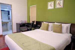 Postel nebo postele na pokoji v ubytování Royal Orchid Golden Suites Pune