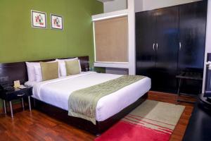 Tempat tidur dalam kamar di Royal Orchid Golden Suites Pune