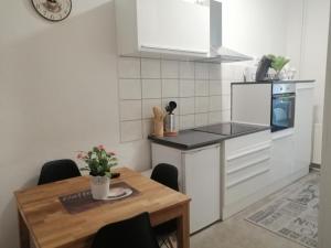 eine Küche mit einem Holztisch und eine Küche mit einem Herd in der Unterkunft Kölsche Wohnung 2C in Köln