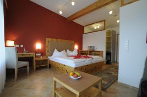 Posteľ alebo postele v izbe v ubytovaní MAYER - Wirtshaus und Dorfhotel + 37 fotografií