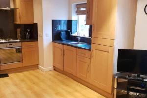 
A kitchen or kitchenette at Hullidays - Hessle side 2 bed apt
