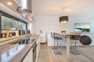 eine Küche mit einem Holztisch und einem Esszimmer in der Unterkunft die Strandvilla Meeresleuchten in Ostseebad Sellin