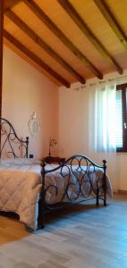 um quarto com uma cama num quarto em Agriturismo Le Chiare Stelle em Grosseto