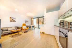 eine Küche und ein Wohnzimmer mit einer Couch und einem Tisch in der Unterkunft die Strandvilla Nordlicht in Ostseebad Sellin