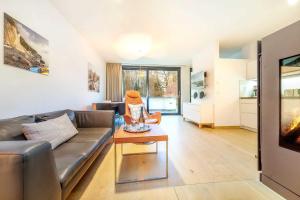 ein Wohnzimmer mit einer Couch und einem Tisch in der Unterkunft die Strandvilla Nordlicht in Ostseebad Sellin