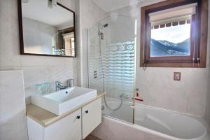 une salle de bain avec un lavabo, une douche et un miroir dans l'établissement CHALET - WIFI - SAINT JEAN D'AULPS - 10 Personnes - TAPTOP, à Saint-Jean-dʼAulps 12 autres photos