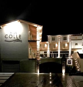 un edificio con un cartel en su costado por la noche en LA COLLINA - camere & bistrot, en Erbusco
