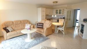 a living room with a couch and a table at Appartementanlage Urlaubsträume in Fulgen