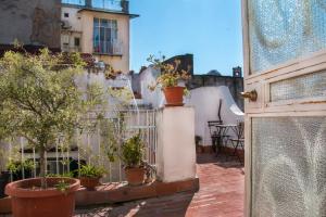 a courtyard with potted plants on a fence at B&B Epoche' in Naples