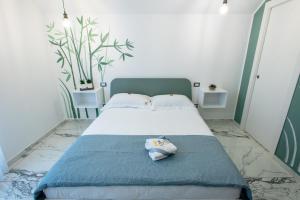 A bed or beds in a room at Elly's B&B