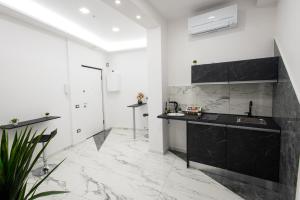 A kitchen or kitchenette at Elly's B&B