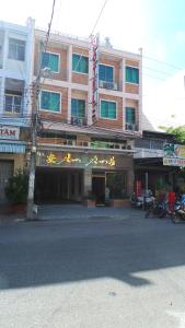 un edificio con una señal delante de él en An An Hotel en Rạch Giá