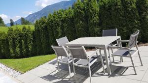 Biały stół i krzesła na patio w obiekcie Haus Widauer w mieście Breitenbach am Inn