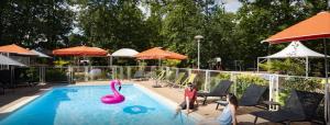 - une piscine avec deux filles qui y jouent dans l'établissement Demeures de Campagne Chemins de Sologne à Orléans, à Orléans