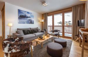 a living room with a couch and a table at Residence Miravidi La Rosiere in La Rosière