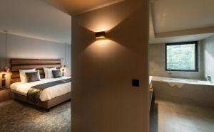 Rúm í herbergi á Hotel Restaurant Van Der Valk Nivelles-Sud
