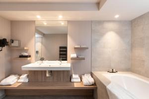 Baðherbergi á Hotel Restaurant Van Der Valk Nivelles-Sud