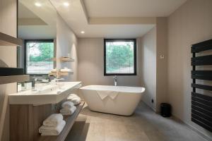 Baðherbergi á Hotel Restaurant Van Der Valk Nivelles-Sud