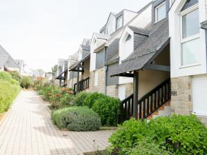 una fila di case con marciapiede e piante di Appartement duplex 5 personnes vue sur le port de la Trinité Sur Mer a La Trinité-sur-Mer