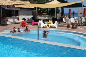 Bazén v ubytování Koulouris Beach Hotel nebo v jeho okolí