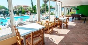 Bazén v ubytování Koulouris Beach Hotel nebo v jeho okolí