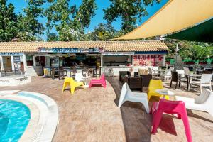 Bazén v ubytování Koulouris Beach Hotel nebo v jeho okolí