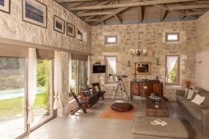 TV a/nebo společenská místnost v ubytování Mounty Island Villas-Nefeli
