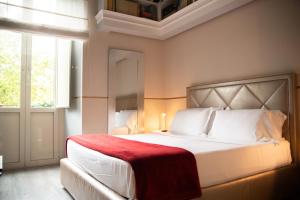 sypialnia z dużym łóżkiem i czerwonym kocem w obiekcie Luxury on the River w Rzymie