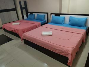 two beds sitting next to each other in a room at Tree House Chachoengsao in Chachoengsao +15 photos