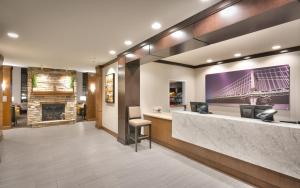 ゲインズビルにあるStaybridge Suites - Gainesville I-75, an IHG Hotelのロビー(フロントデスク、暖炉付)