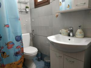 A bathroom at Παραθαλασσια στουντιο Μιχαλιας Sea view studio Michalias