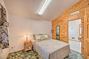 ein Schlafzimmer mit einem Bett und einem Tisch mit einer Lampe in der Unterkunft Sanderling Sea Cottages, Unit 12 in Waldport