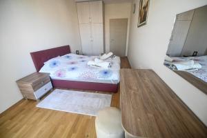 Säng eller sängar i ett rum på Mitreski Impeksel Luxury Self Check-in Apartment