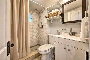 une salle de bain blanche avec toilettes et lavabo dans l'établissement Betty Bs River House Less Than 1 Mi to Blanco State Park!, à Blanco 19 autres photos