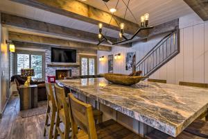 une grande cuisine avec un grand comptoir en pierre et des chaises dans l'établissement Cozy Sun Valley Townhome with Mountain Views!, à Sun Valley