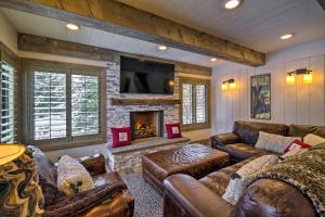 un salon avec des canapés en cuir et une cheminée dans l'établissement Cozy Sun Valley Townhome with Mountain Views!, à Sun Valley
