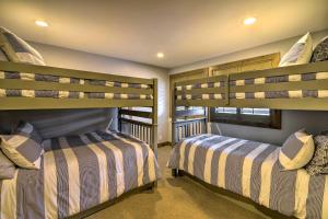 une chambre avec deux lits superposés dans une pièce dans l'établissement Cozy Sun Valley Townhome with Mountain Views!, à Sun Valley