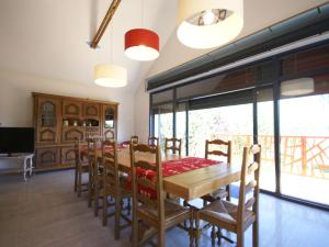 - une salle à manger avec une table et des chaises en bois dans l'établissement Character house with pool jacuzzi, à Gondrecourt-le-Château