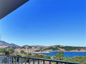 a view of a body of water from a balcony at T 2 tout confort avec terrasse vue mer et montagne. in Banyuls-sur-Mer