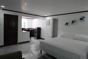 Sand and Blue Seas客房内的一张或多张床位