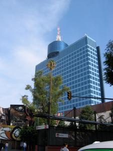 Un grand bâtiment avec de la fumée qui en sort dans l'établissement izZzleep WTC Mexico (world trade center Mexico), à Mexico