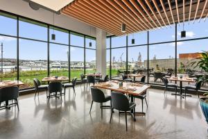 Restaurace v ubytování Hotel Indigo Seattle Everett Waterfront Place by IHG