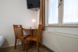 TV a/nebo společenská místnost v ubytování Hotel Almenum - het sfeervolle stadslogement -