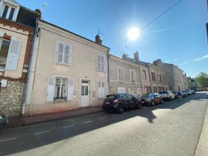 een rij auto's geparkeerd aan de kant van een straat bij Apart city in Montargis